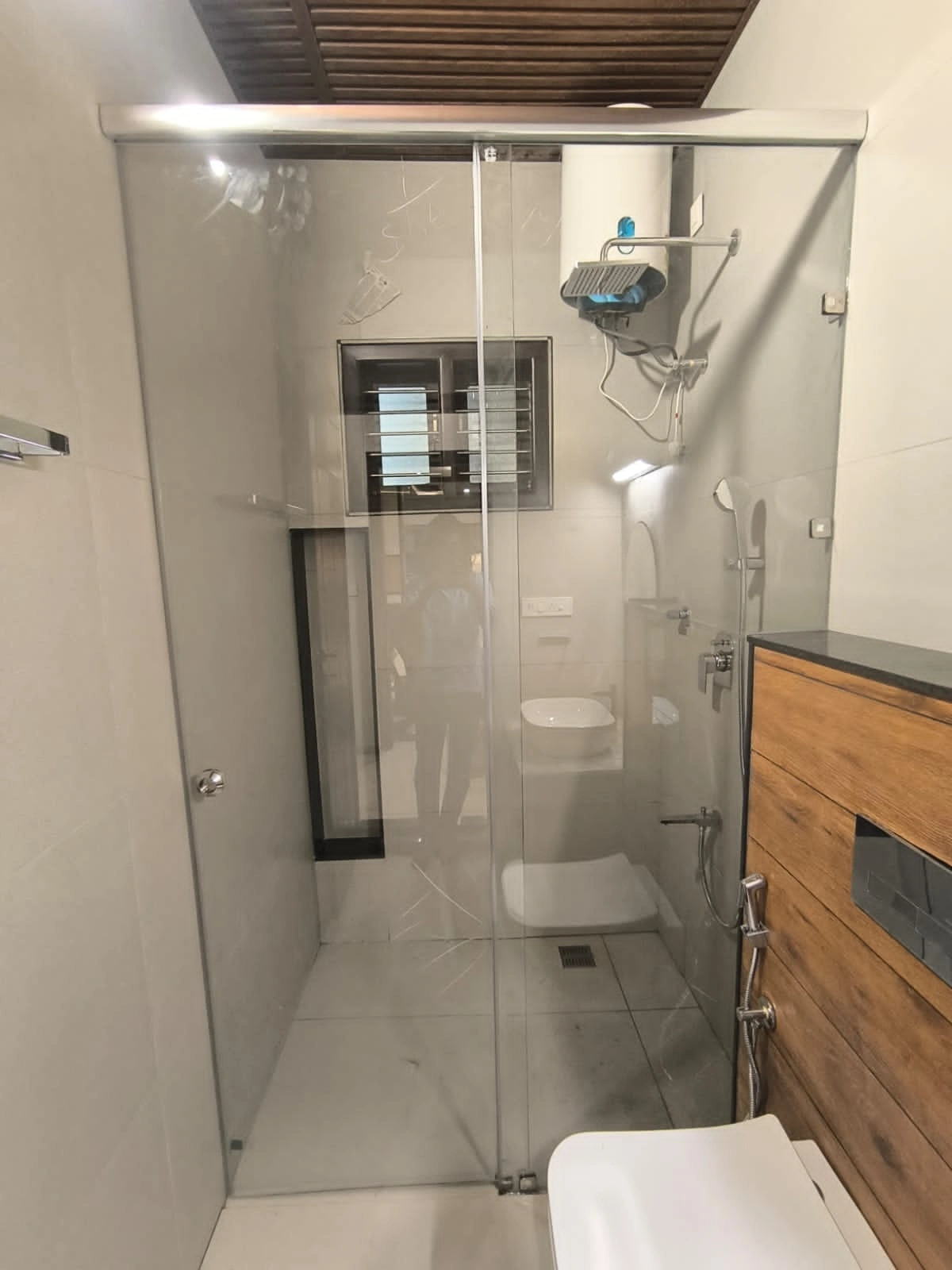 Minimalist Frameless Walk-In Enclosure