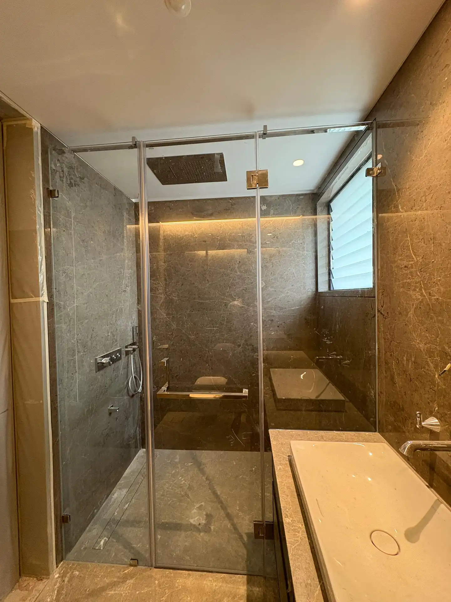 Modern Glass Wet-Room Partition